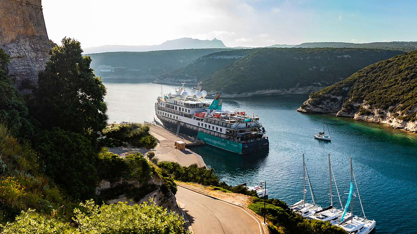 Small Ship Cruising in Depth